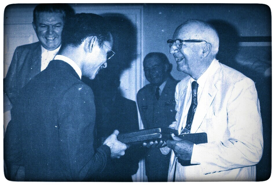 หมอดับบลิว สจ๊วต วิตต์มอร์ ผู้ถวายการประสูติ  พระราชทานหีบบุหรี่ถมทองให้