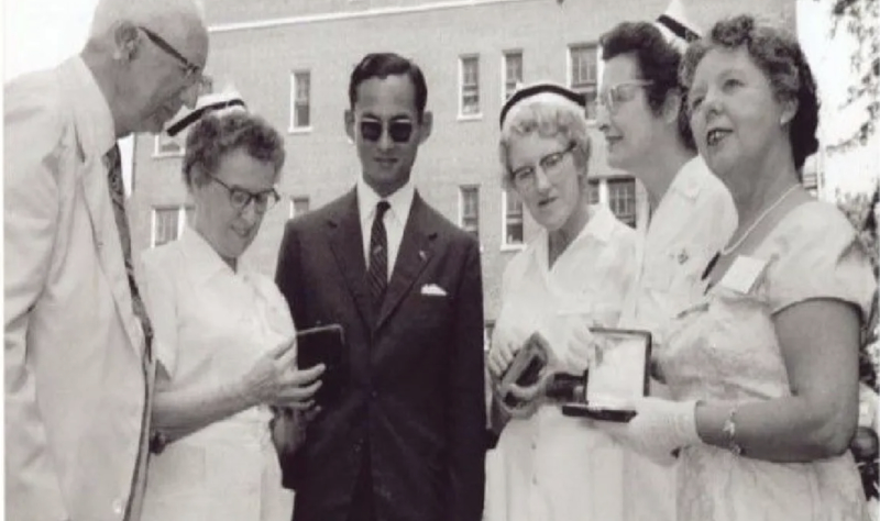 (นางพยาบาล 4 คน ที่ช่วยหมอถวายการประสูติ พระราชทานตลับแป้งถมทองให้ )