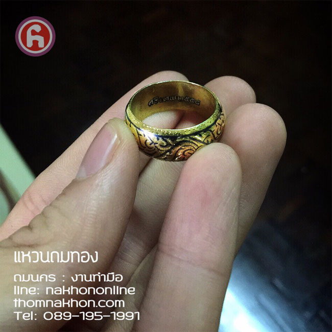 แหวนถมทอง หน้ากว้าง 1 ซม. Side ตามต้องการ งานสั่งทำ "สลักซื้อด้านในวงแหวน" แสดงออกถึงความรู้สึก จากใจผู้ให้ถึงมือผู้รับ ‪#‎แหวนถมทอง‬ มงคลนาม ขอบคุณภาพสวยๆ จาก ลค. ‪#‎ถมนคร‬